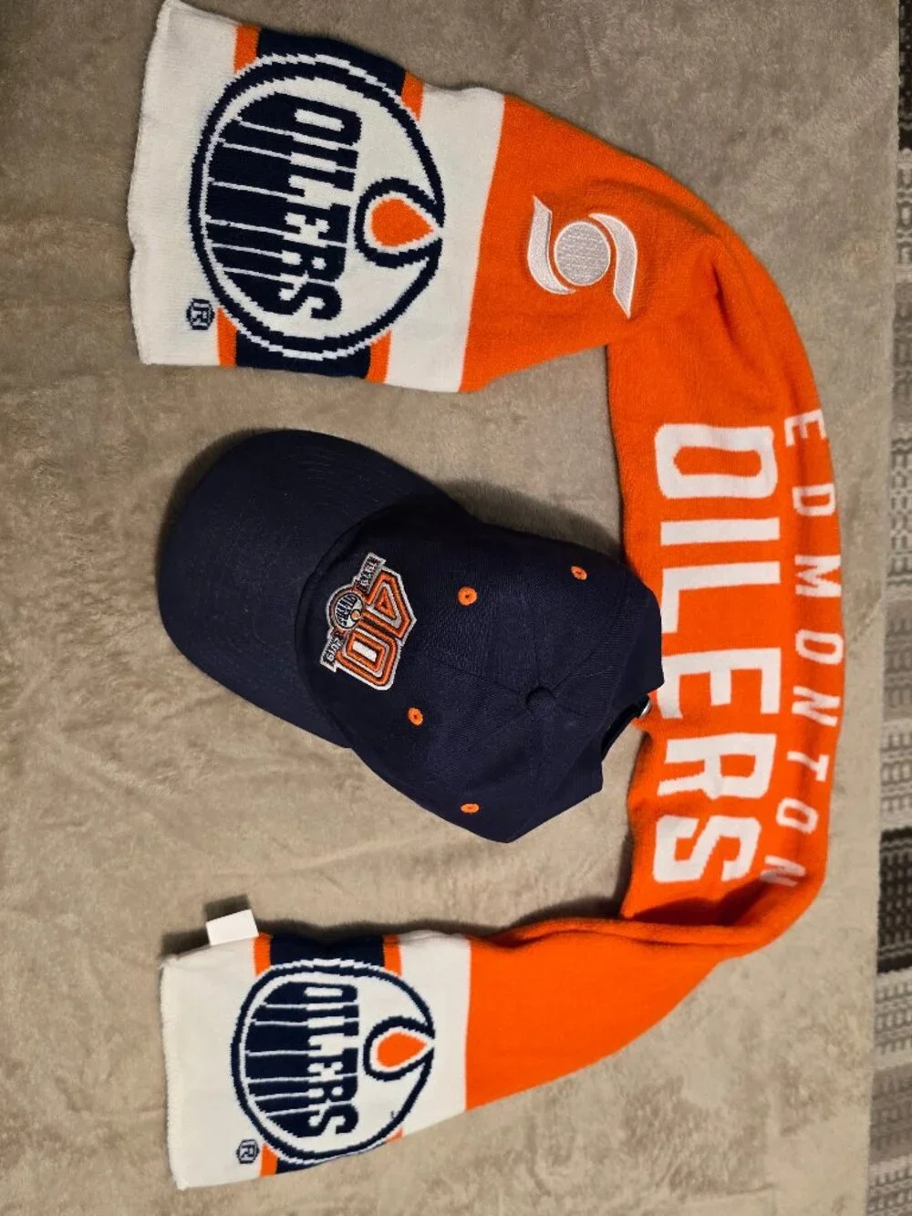 NHL Edmonton oiler 40th aniversery cap plus scarff, - Picture 6 of 6